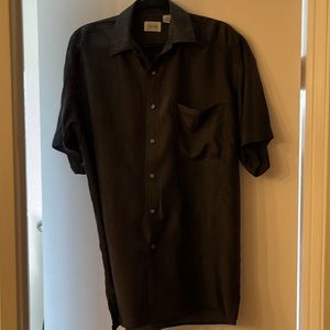 Cesar black 100% silk mens shirt sleeve shirt. Size medium Buttons down.